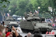 梦见吃鱼美国纪念陆军成立250周年阅兵仪式在华盛顿举行